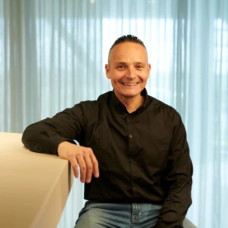 Giovanni, teknisk ansvarig hos Lamett, sitter vid baren i showroom.